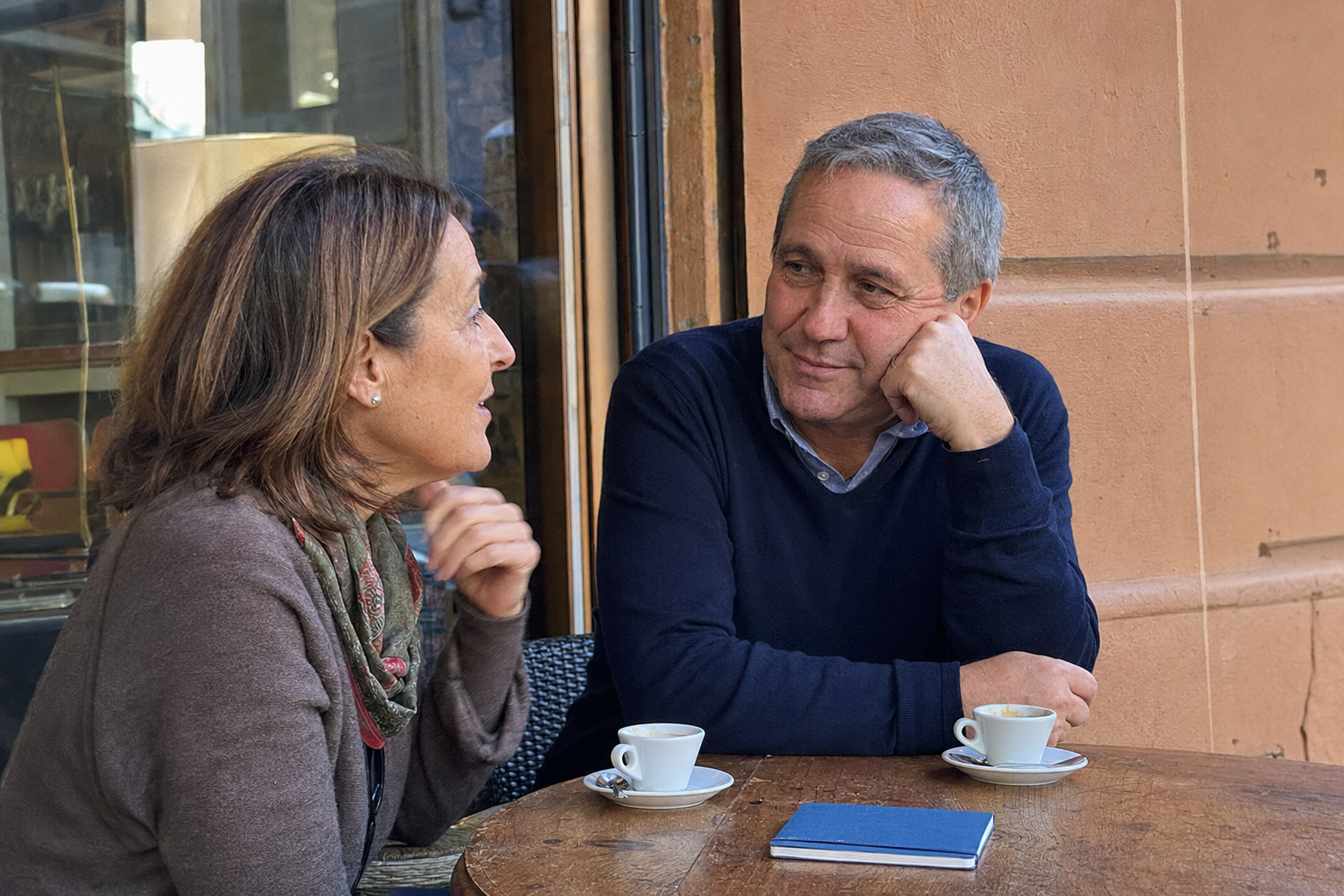 Marco ascolta sua moglie durante una conversazione al bar
